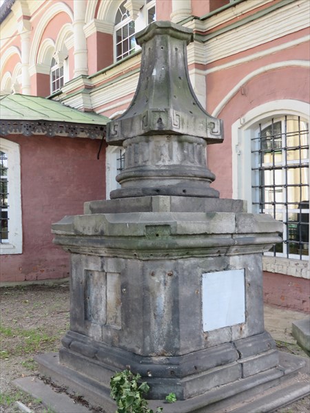 008-Памятник на могиле П.А.Демидова